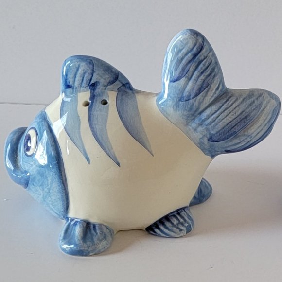 🐟 Blue Fish Salt and Pepper Shaker Set - Picture 3 of 6